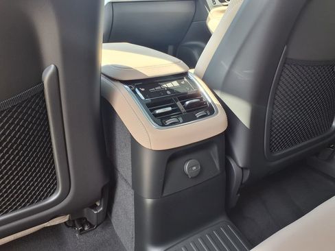 New 2026 Volvo XC90 T8 Ultra w/ Protection Package Premier AWD/4WD image 15