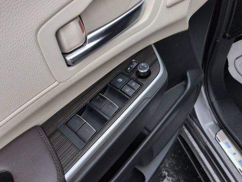 Certified 2022 Toyota Sienna Platinum FWD image 11
