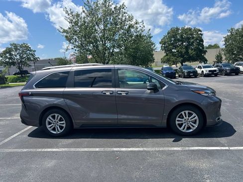 Used 2023 Toyota Sienna Platinum AWD/4WD image 2
