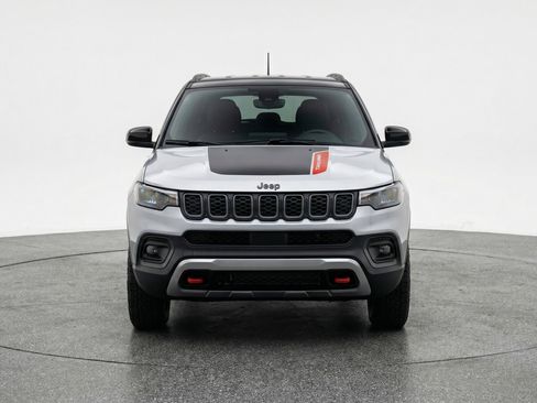 Used 2025 Jeep Compass Trailhawk image 2