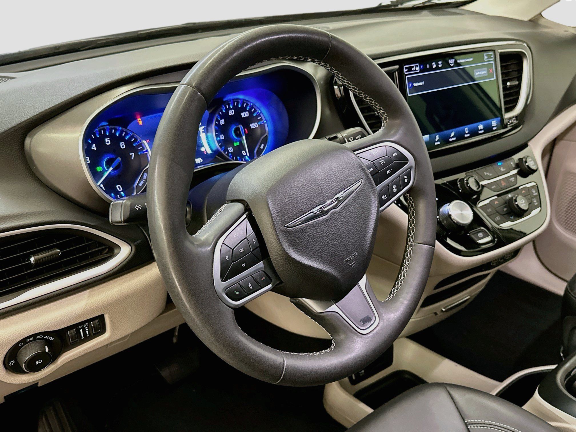 Used 2024 Chrysler Pacifica Touring-L FWD image 18