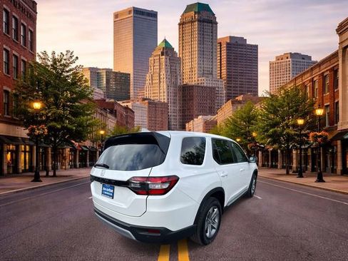 Used 2025 Honda Pilot EX-L image 4
