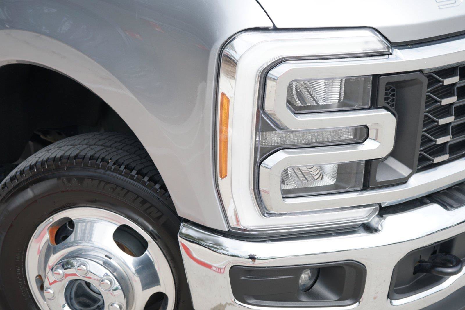 Used 2023 Ford F350 4x4 Crew Cab DRW Super Duty image 3