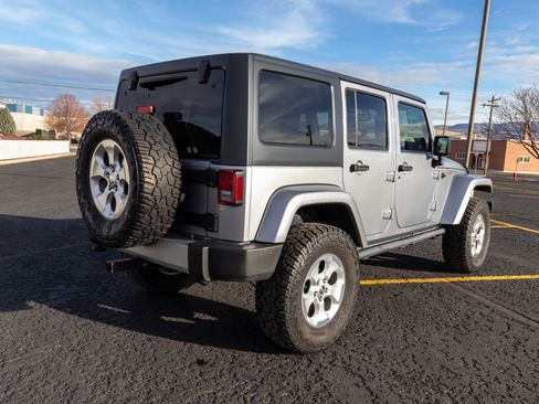 Used 2014 Jeep Wrangler Unlimited Sahara w/ Connectivity Group AWD/4WD image 3
