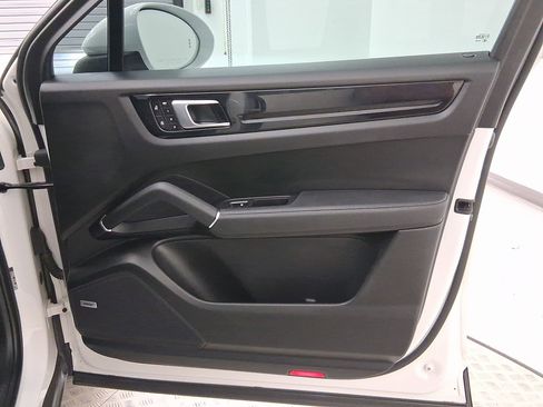 Used 2022 Porsche Cayenne S image 38