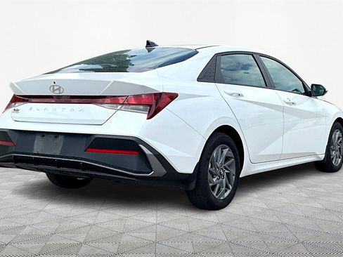 Used 2024 Hyundai Elantra SEL image 2