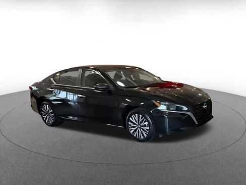 Used 2025 Nissan Altima 2.5 SV FWD image 14