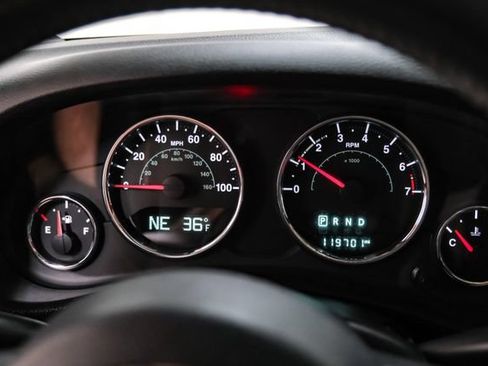 Used 2017 Jeep Wrangler Sahara w/ Connectivity Group AWD/4WD image 13