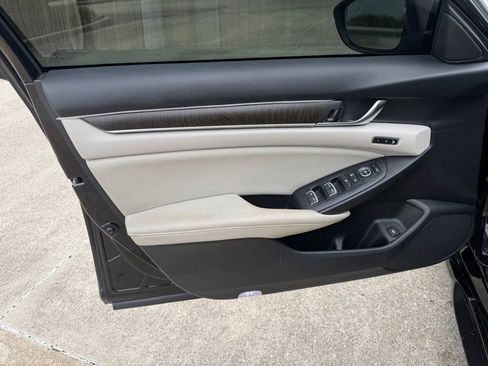 Used 2018 Honda Accord Touring image 13