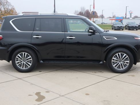 Used 2024 Nissan Armada SL w/ Captain's Chairs Package image 4