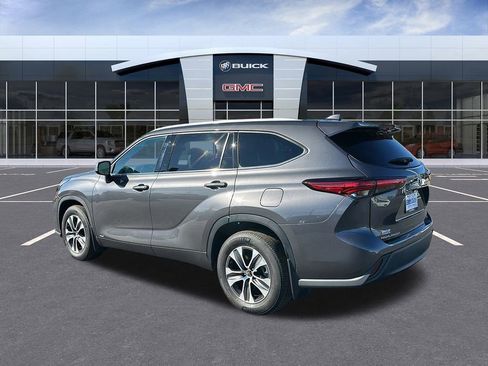Used 2022 Toyota Highlander XLE AWD/4WD image 3