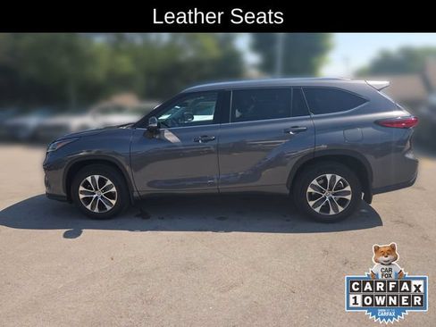 Used 2021 Toyota Highlander XLE AWD/4WD image 2