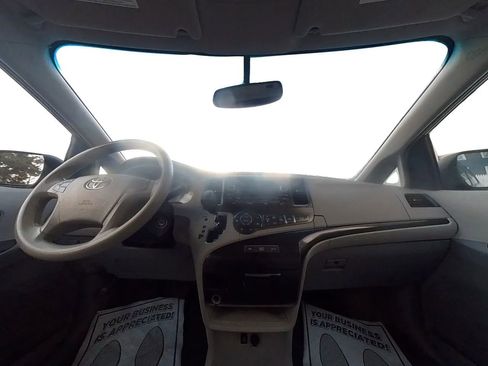 Used 2014 Toyota Sienna LE image 23