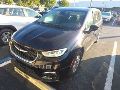 Used 2024 Chrysler Pacifica Touring-L