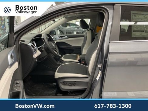 New 2025 Volkswagen Taos SE image 9