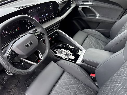 Used 2025 Audi SQ5 Premium Plus w/ Premium Plus Package image 9
