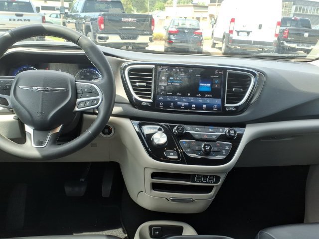 Used 2024 Chrysler Pacifica Touring-L FWD image 12