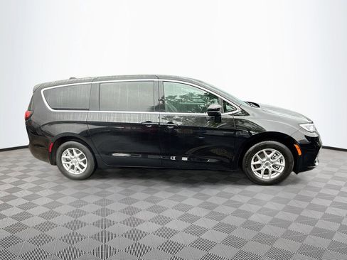 Used 2025 Chrysler Pacifica Select FWD image 5