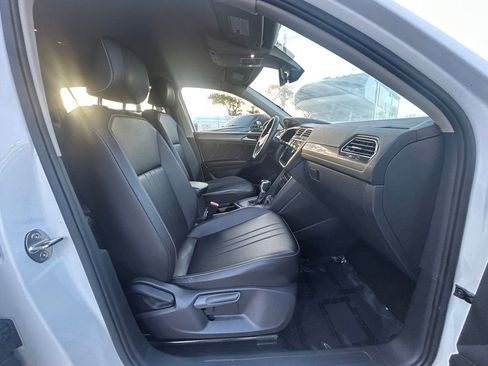 Used 2024 Volkswagen Tiguan SE image 17