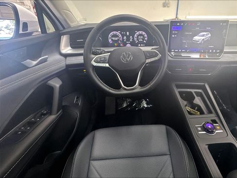 Certified 2026 Volkswagen Tiguan SE w/ Panoramic Sunroof Package AWD/4WD image 11