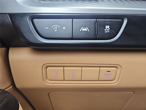 Used 2023 Kia Carnival LX image 16