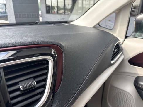Used 2019 Chrysler Pacifica Limited w/ Advanced Safetytec Group FWD image 25