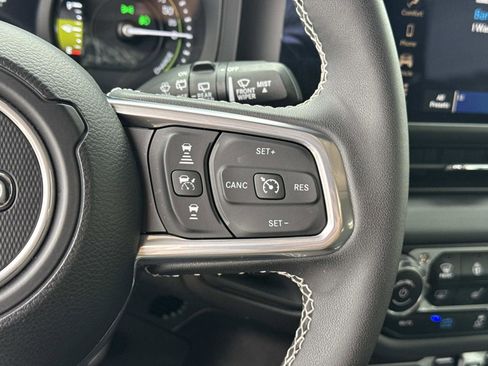 Used 2025 Jeep Wrangler Sahara image 31