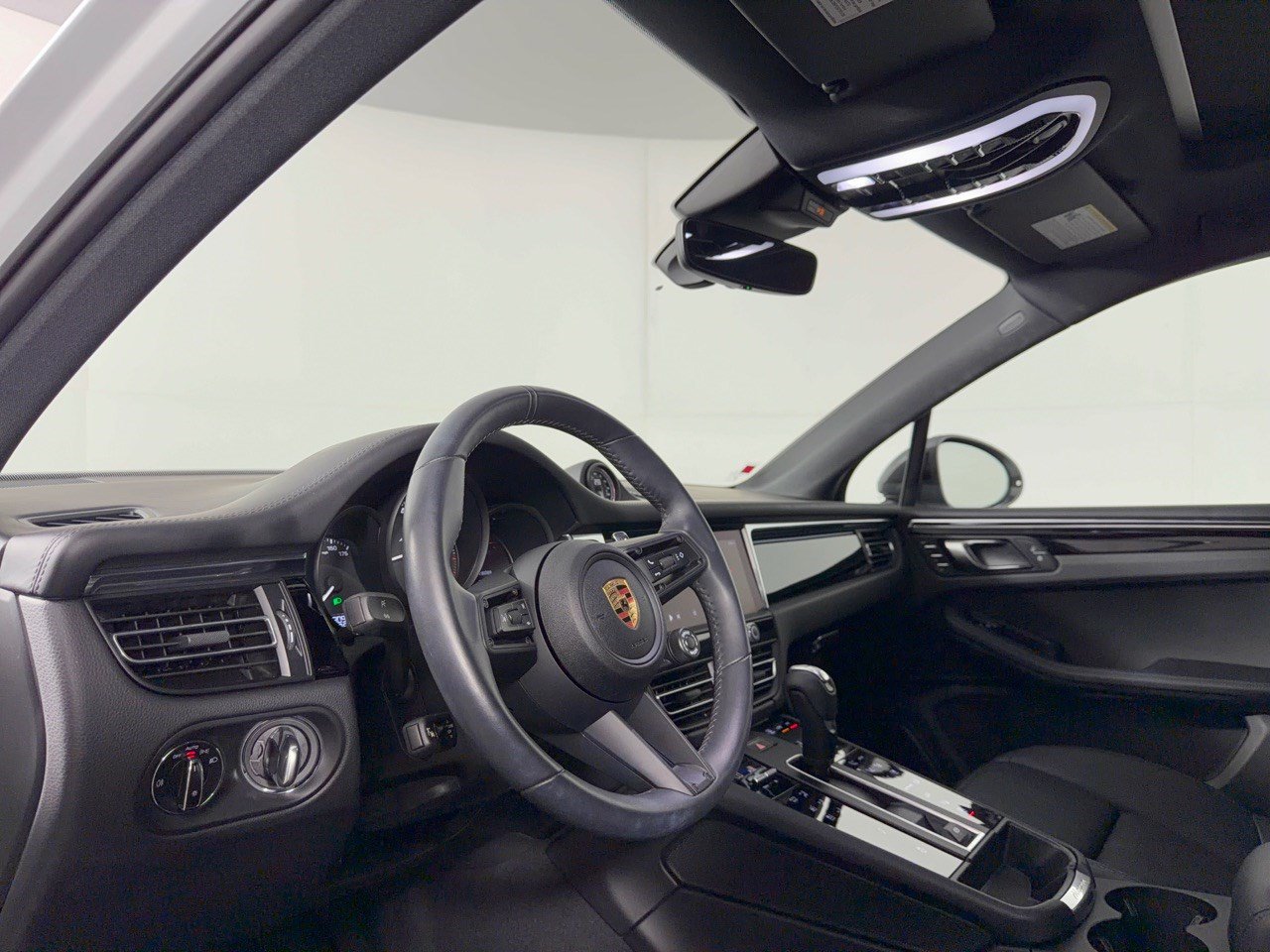 Certified 2025 Porsche Macan Turbo AWD/4WD image 4