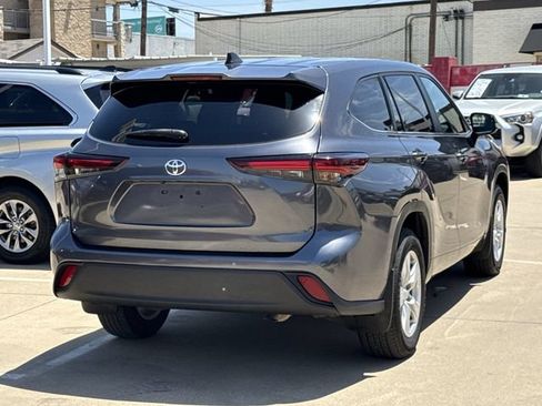Used 2024 Toyota Highlander LE AWD/4WD image 4