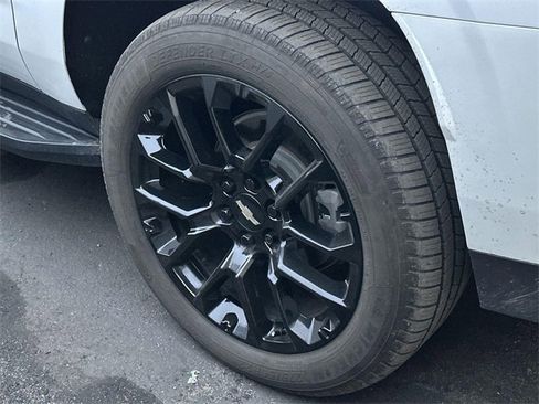 Used 2023 Chevrolet Suburban Premier image 5