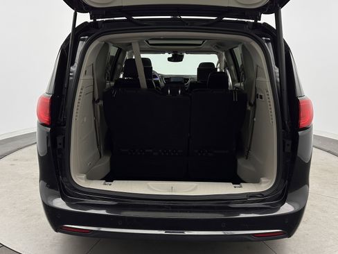 Used 2017 Chrysler Pacifica Limited image 34