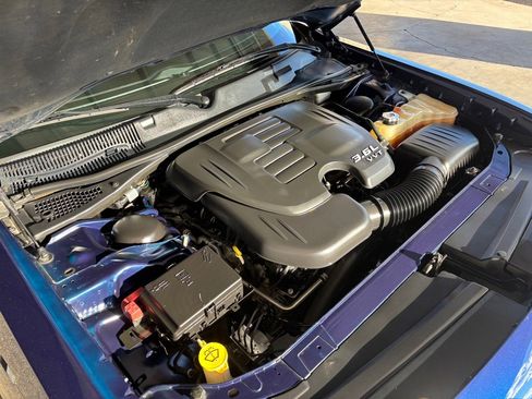 Used 2015 Dodge Challenger SXT image 41