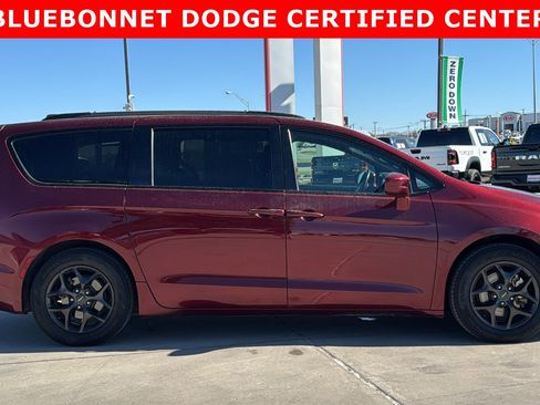 Used 2018 Chrysler Pacifica Touring-L w/ Premium Audio Group image 4