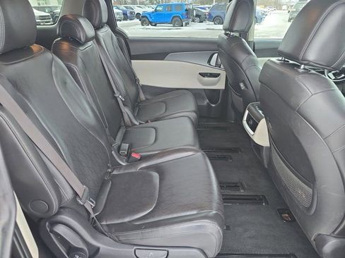 Used 2023 Kia Carnival LX image 15