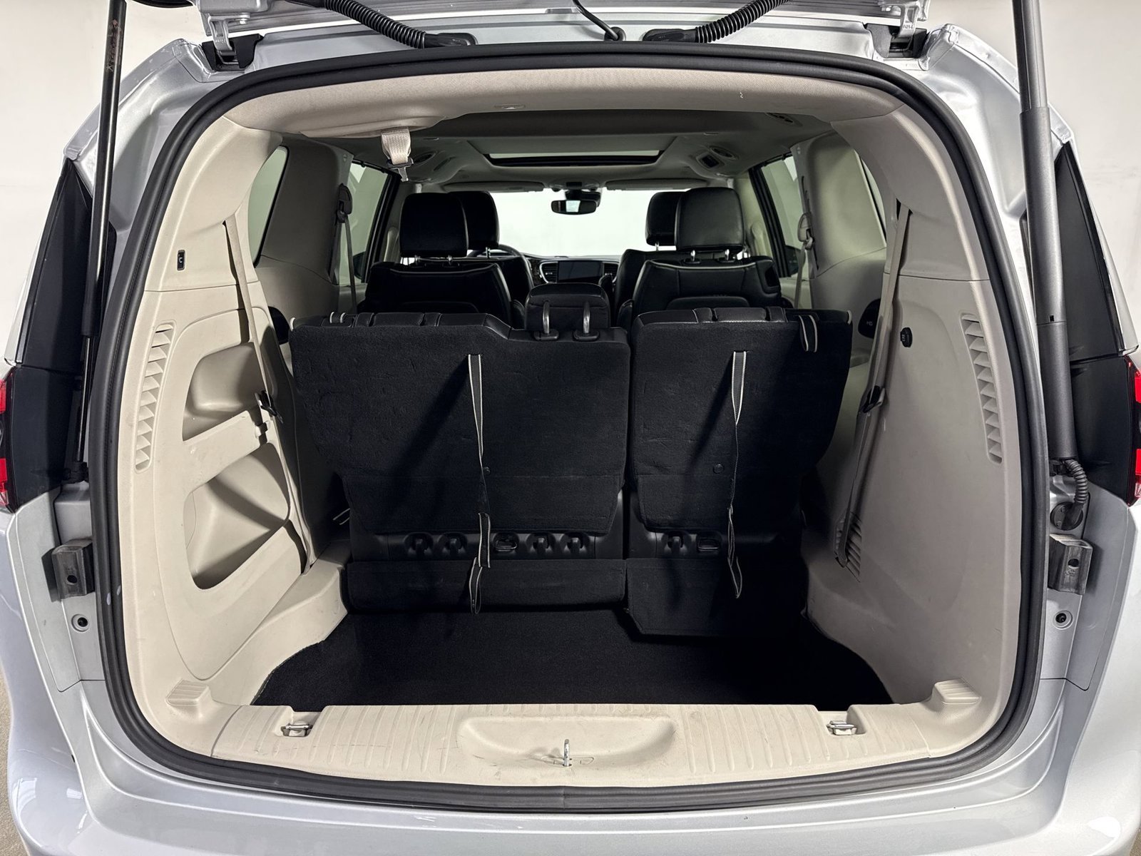 Used 2023 Chrysler Pacifica Limited FWD image 34