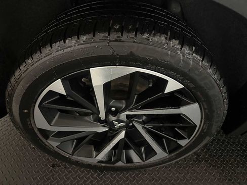 Used 2023 Mitsubishi Outlander SE image 13