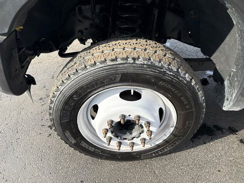 Used 2015 Ford F550 2WD Regular Cab Super Duty image 12