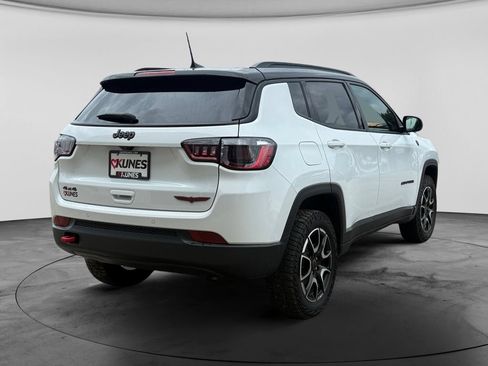 Used 2025 Jeep Compass Trailhawk AWD/4WD image 9