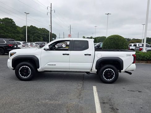 Used 2024 Toyota Tacoma TRD Off-Road AWD/4WD image 4