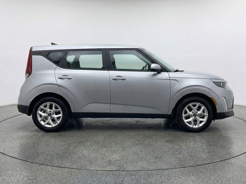 Used 2025 Kia Soul LX w/ LX Technology Package FWD image 11