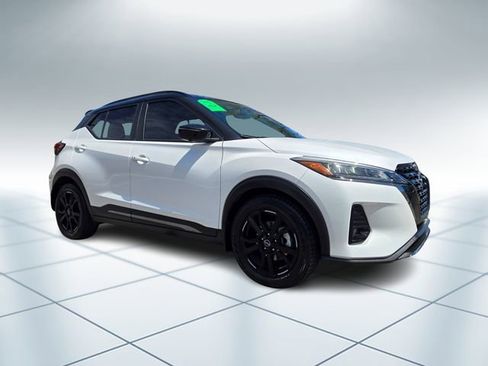 Used 2023 Nissan Kicks SR w/ SR Premium Package FWD image 3