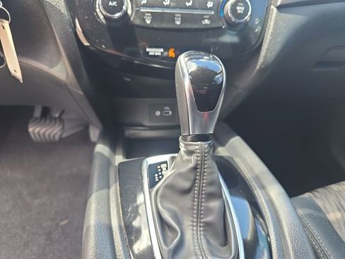 Used 2018 Nissan Rogue S AWD/4WD image 15