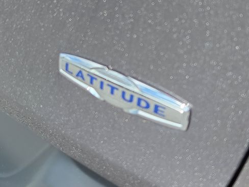 Used 2018 Jeep Cherokee Latitude Plus w/ Comfort/Convenience Group FWD image 8