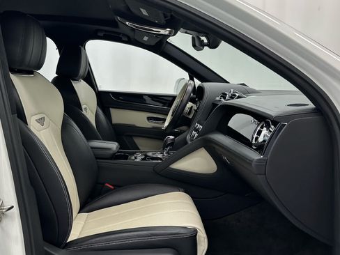 Used 2023 Bentley Bentayga AWD/4WD image 18