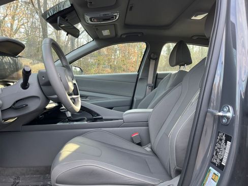 Used 2025 Hyundai Elantra SEL image 24