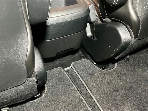 Used 2025 Chrysler Pacifica Select FWD image 11