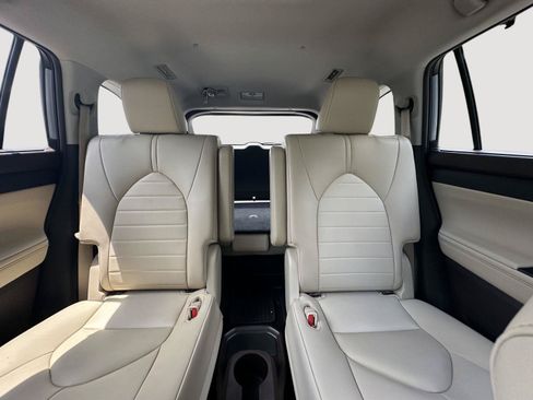Used 2022 Toyota Highlander XLE FWD image 12