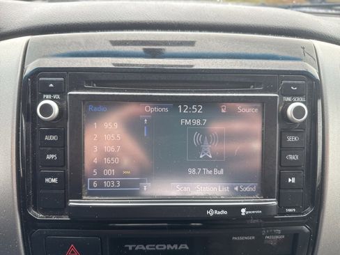 Used 2015 Toyota Tacoma PreRunner image 32