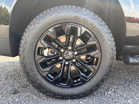Used 2026 Chevrolet Suburban Z71 w/ Comfort Package AWD/4WD image 22