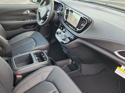 New 2026 Chrysler Pacifica Select w/ S Appearance Package image 14